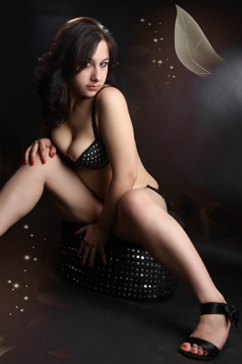Betty pure Leidenschaft Sex mit Escort model Bulgarien Grosse Brüste Girl Berlin