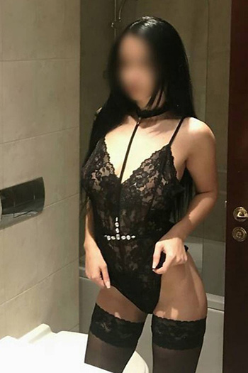 Polly zierliche Escort Hure in Berlin mit festen hintern liebt intime Sex Rendevouz