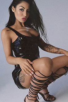 Calla Escortservice Berlin reife Schlankfrau genießt prickelnden Zungenkuss beim stilvollen Seitensprung