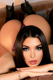 Bestellen Sie Escort Avena in Berlin zu sich nach Hause um auf ihre großartigen Pobacken zu ejakulieren