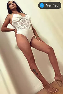 Hure Fifi aus Berlin bietet einen einzigartigen Escort-Service inklusive Analsex